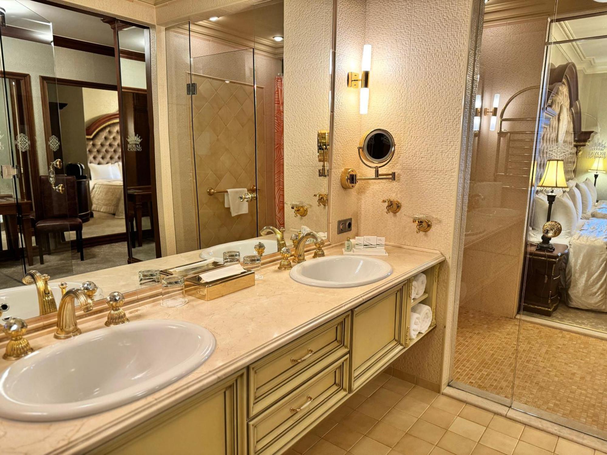 Royal Spa & Hotel Resort Рига Стая снимка