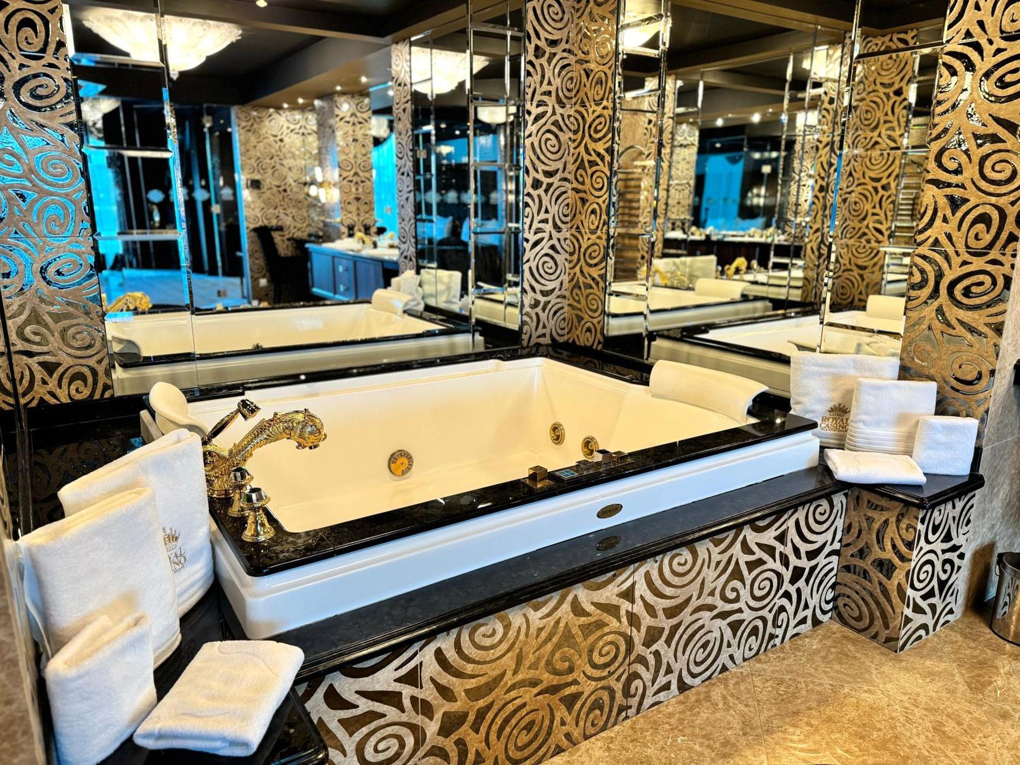 Royal Spa & Hotel Resort Рига Стая снимка
